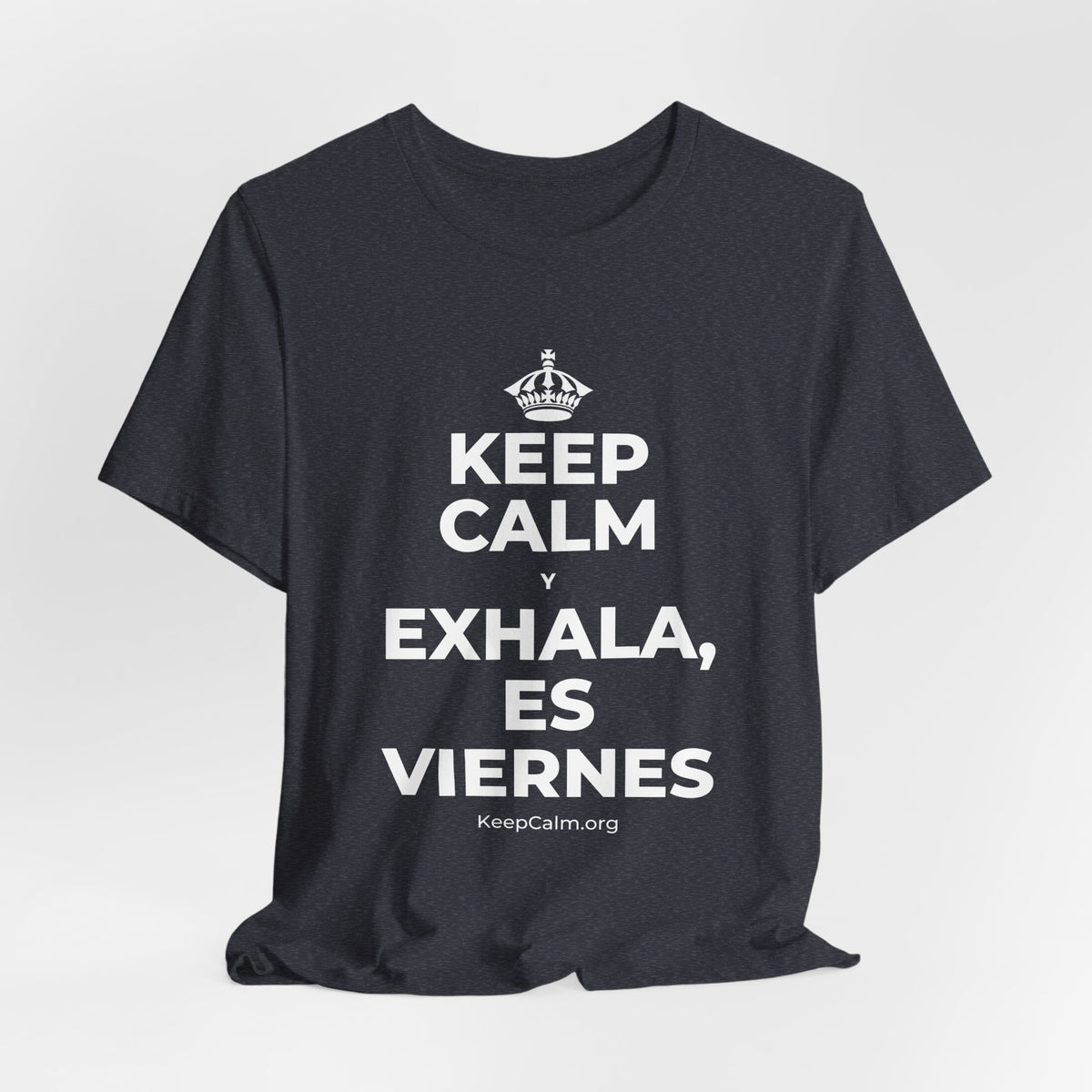 KEEP CALM Y EXHALA, ES VIERNES T-Shirt (White–Asphalt)