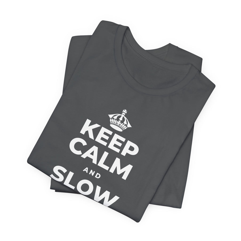 KEEP CALM AND SLOW YOUR SUMMER DAYS T-Shirt (White–Asphalt)