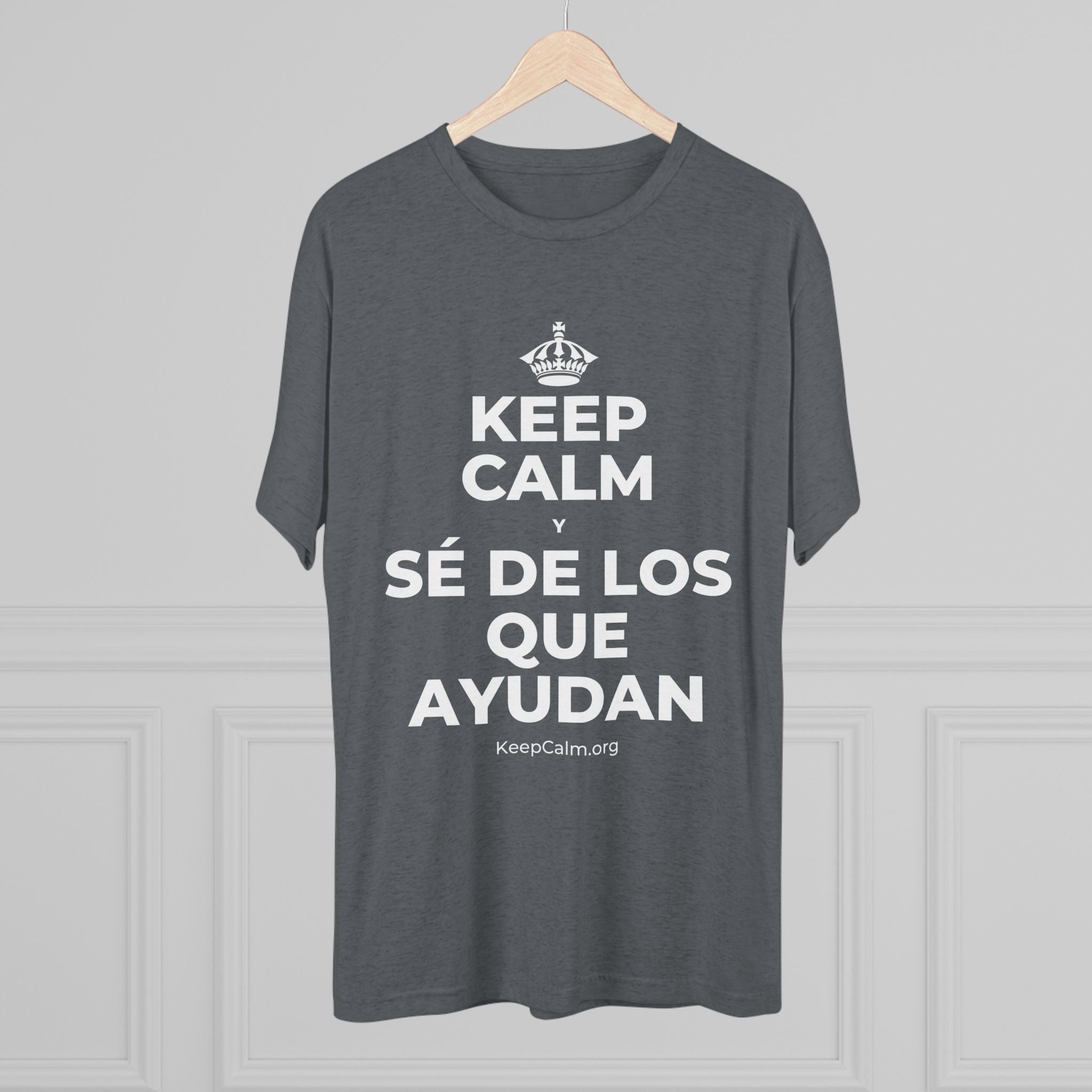 KEEP CALM Y SÉ DE LOS QUE AYUDAN Tri-Blend Tee