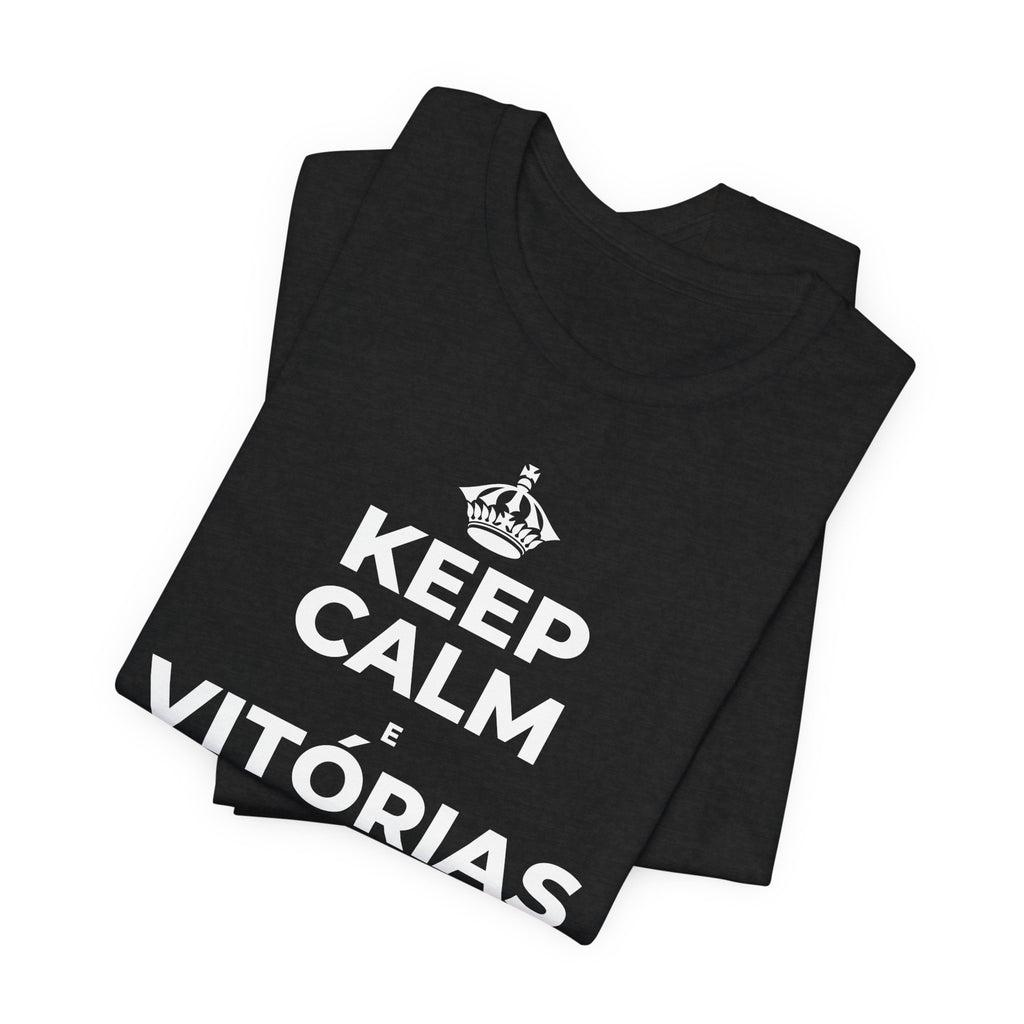 KEEP CALM E VITÓRIAS PEQUENAS, SEMANA GRANDE T-Shirt (White–Asphalt)