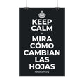 KEEP CALM Y MIRA CÓMO CAMBIAN LAS HOJAS Satin Poster (Dark)