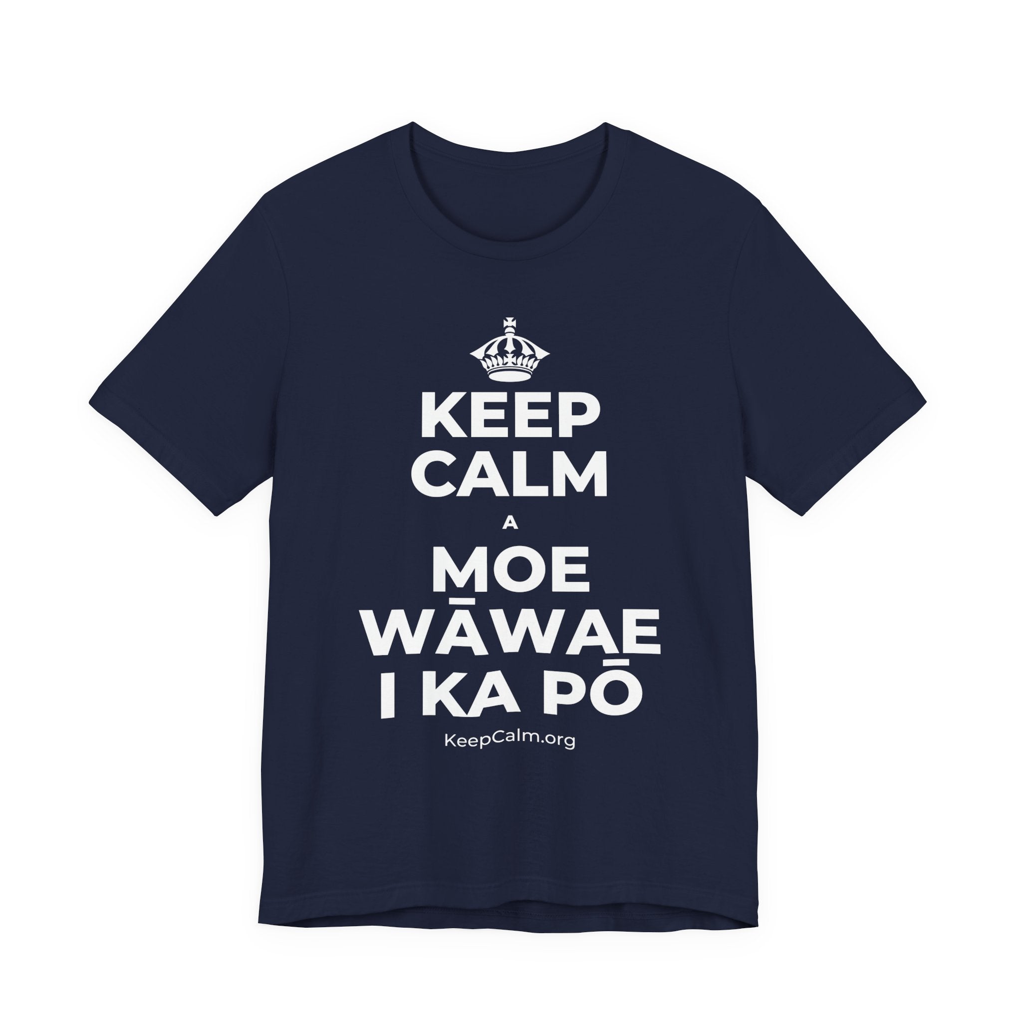KEEP CALM A MOE WĀWAE I KA PŌ T-Shirt (White–Asphalt)