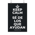 KEEP CALM Y SÉ DE LOS QUE AYUDAN Satin Poster (Dark)