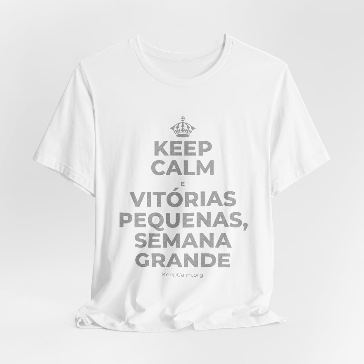 KEEP CALM E VITÓRIAS PEQUENAS, SEMANA GRANDE T-Shirt (White–Asphalt)