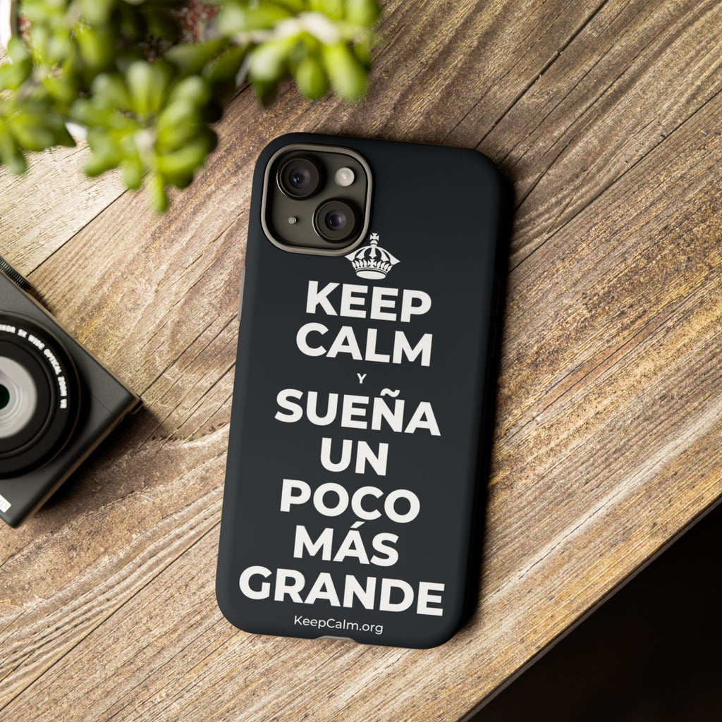 KEEP CALM Y SUEÑA UN POCO MÁS GRANDE Phone Case (Dark)