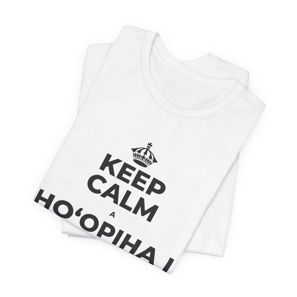 KEEP CALM A HOʻOPIHA I KOU KĪʻAHA ME KE ALOHA T-Shirt (White–Asphalt)