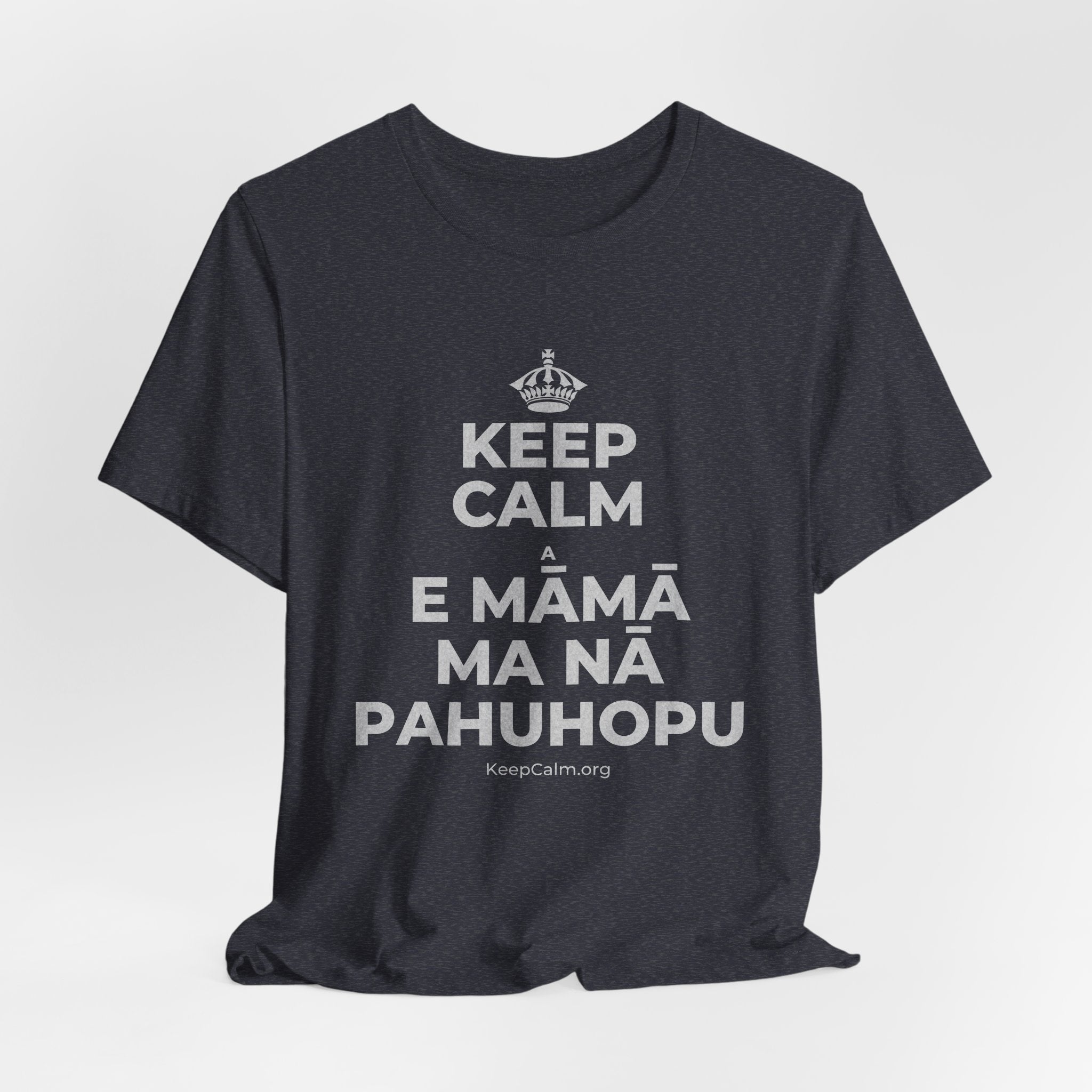 KEEP CALM A E MĀMĀ MA NĀ PAHUHOPU T-Shirt (White–Asphalt)