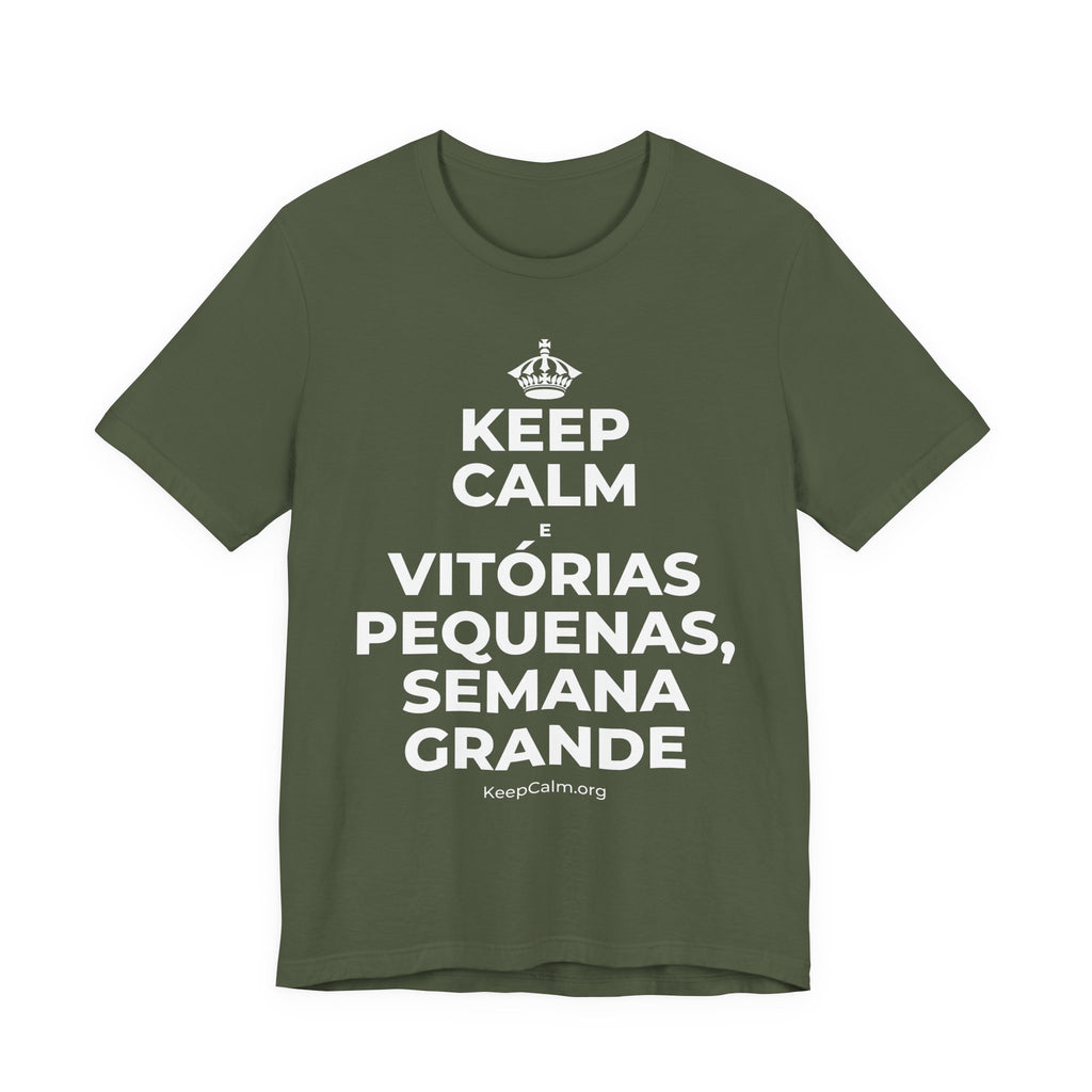KEEP CALM E VITÓRIAS PEQUENAS, SEMANA GRANDE T-Shirt (Military Green–Autumn)