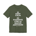 KEEP CALM E SII PAZIENTE CON LE NUOVE ABITUDINI T-Shirt (Military Green–Autumn)