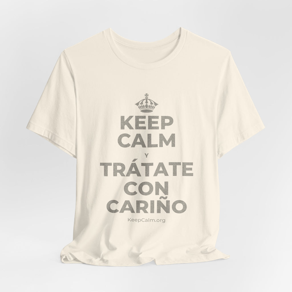 KEEP CALM Y TRÁTATE CON CARIÑO T-Shirt (White–Asphalt)