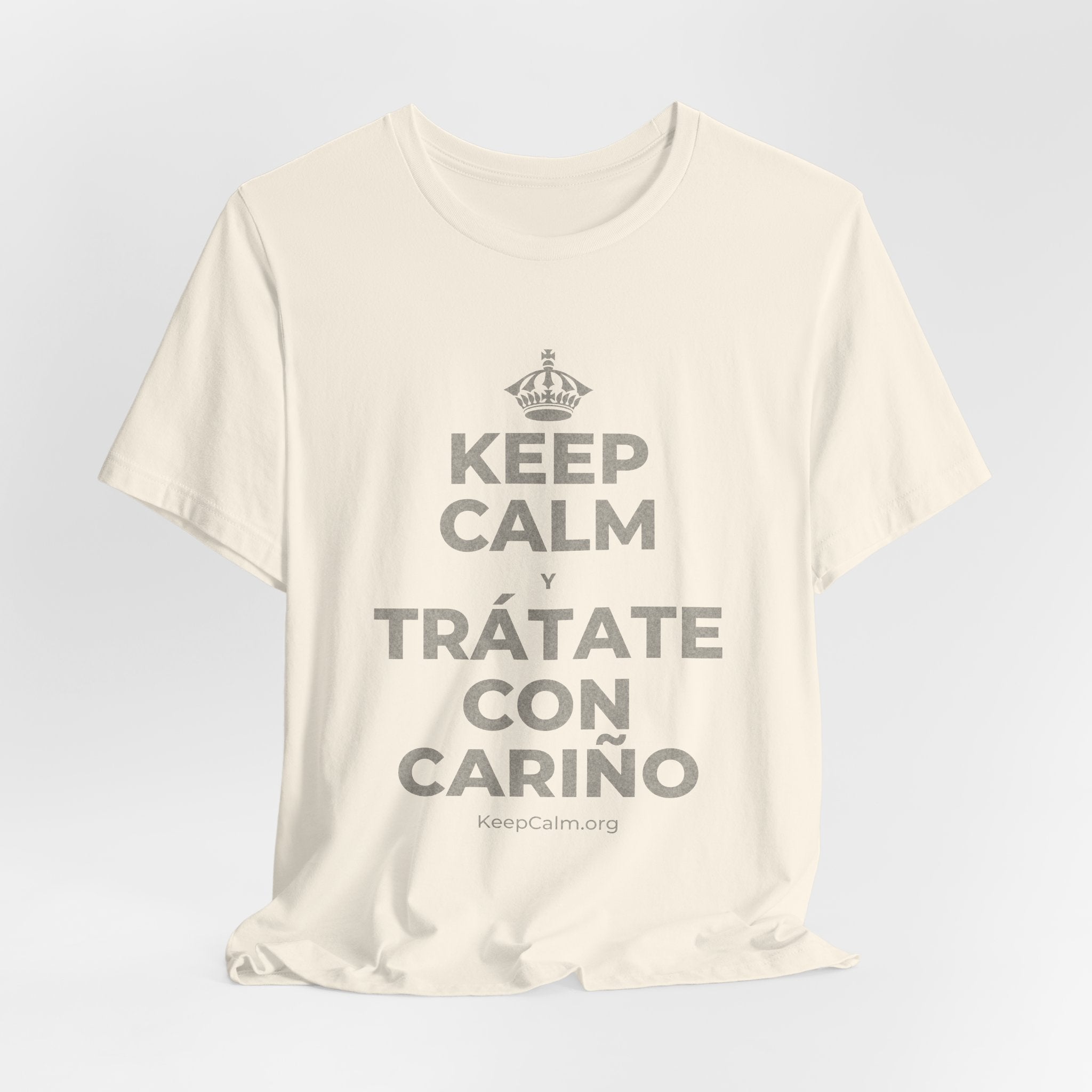 KEEP CALM Y TRÁTATE CON CARIÑO T-Shirt (White–Asphalt)