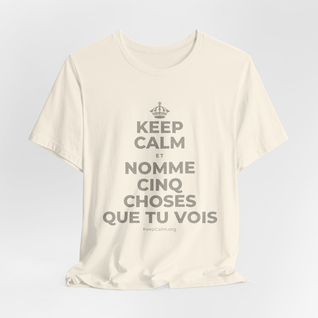 KEEP CALM ET NOMME CINQ CHOSES QUE TU VOIS T-Shirt (White–Asphalt)