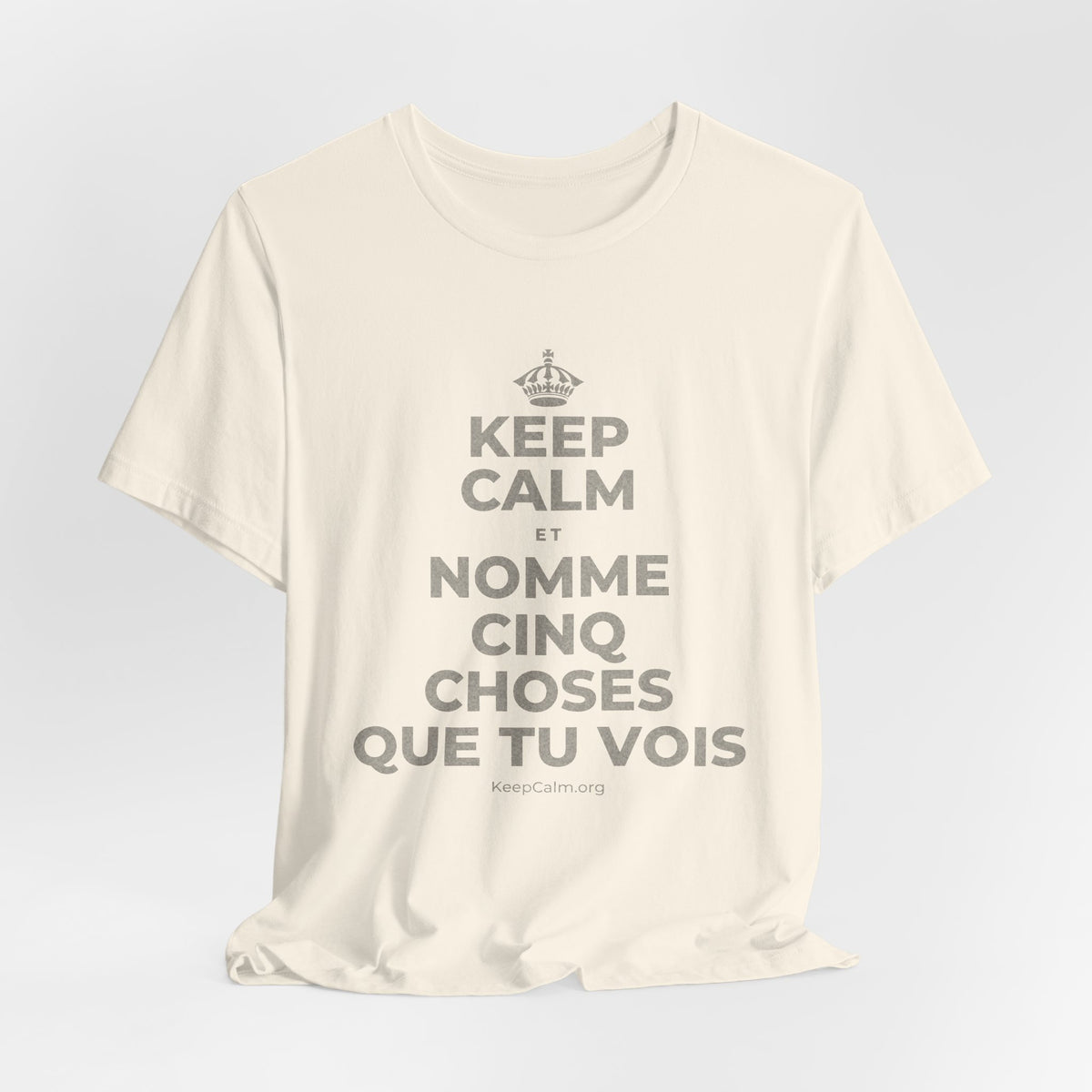 KEEP CALM ET NOMME CINQ CHOSES QUE TU VOIS T-Shirt (White–Asphalt)