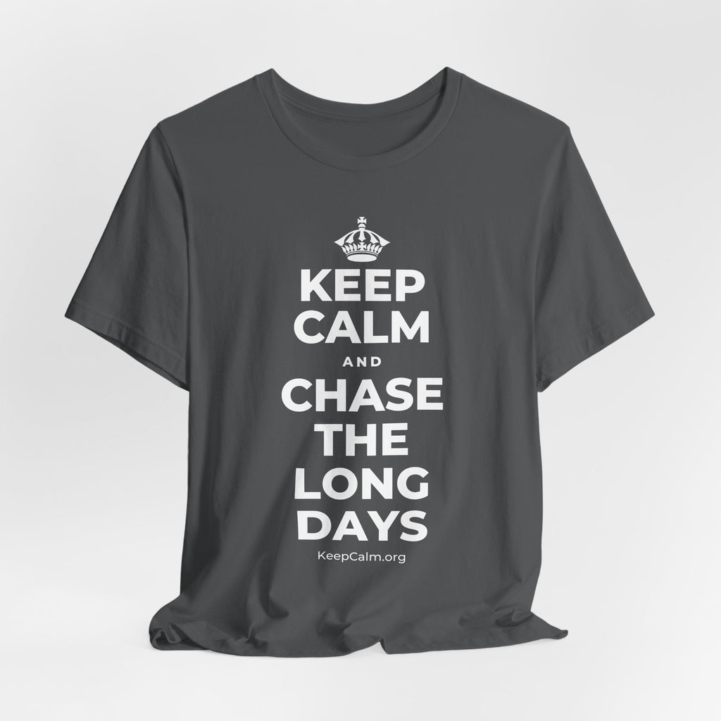 KEEP CALM AND CHASE THE LONG DAYS T-Shirt (White–Asphalt)