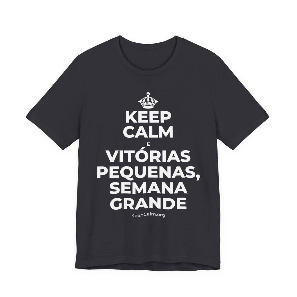 KEEP CALM E VITÓRIAS PEQUENAS, SEMANA GRANDE T-Shirt (Baby Blue–Silver)