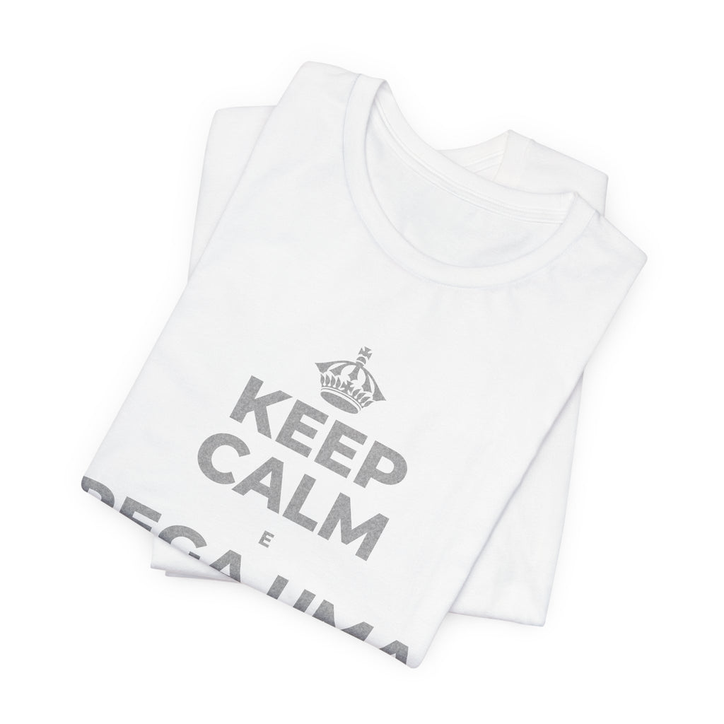 KEEP CALM E PEGA UMA AULA DE CADA VEZ T-Shirt (White–Asphalt)