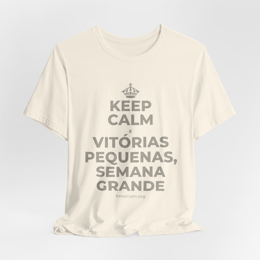 KEEP CALM E VITÓRIAS PEQUENAS, SEMANA GRANDE T-Shirt (White–Asphalt)