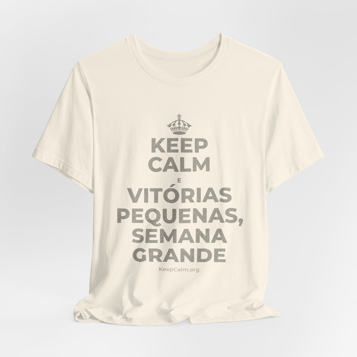KEEP CALM E VITÓRIAS PEQUENAS, SEMANA GRANDE T-Shirt (White–Asphalt)