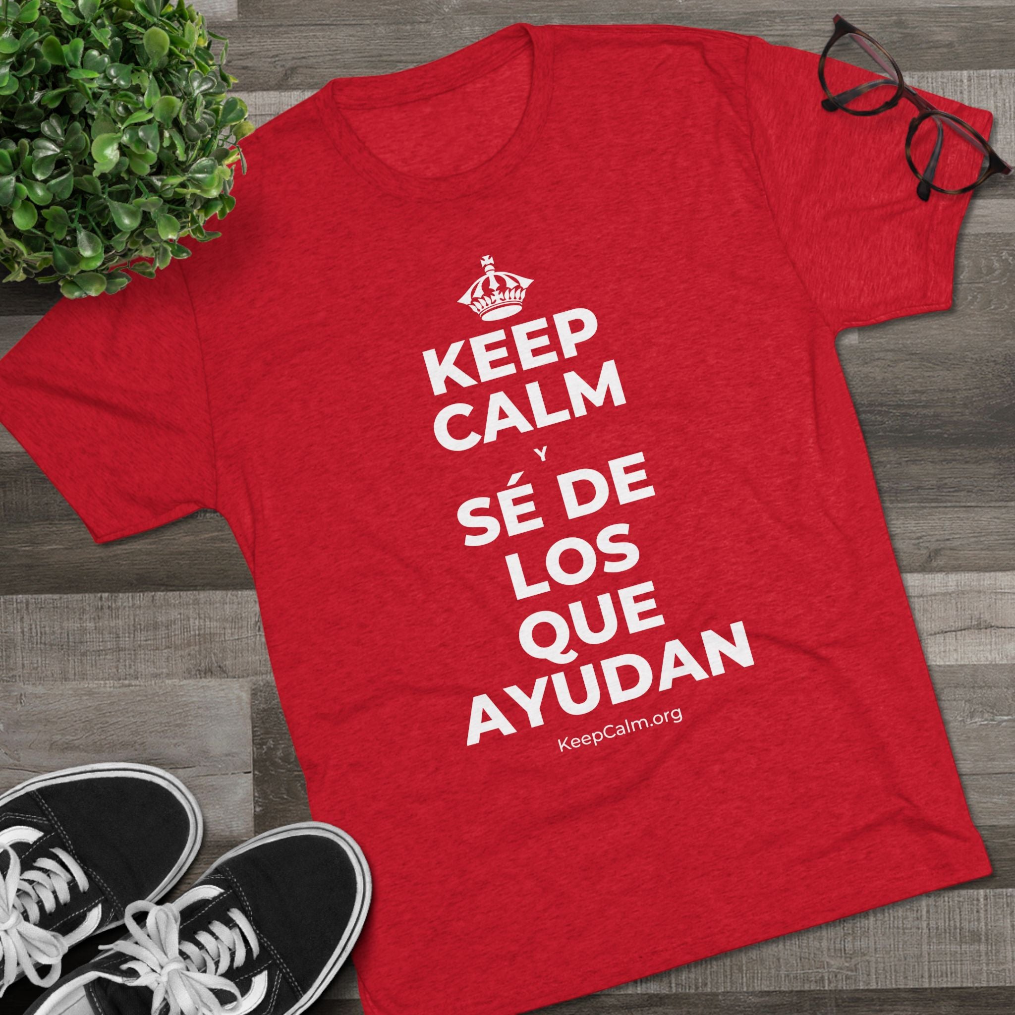 KEEP CALM Y SÉ DE LOS QUE AYUDAN Tri-Blend Tee
