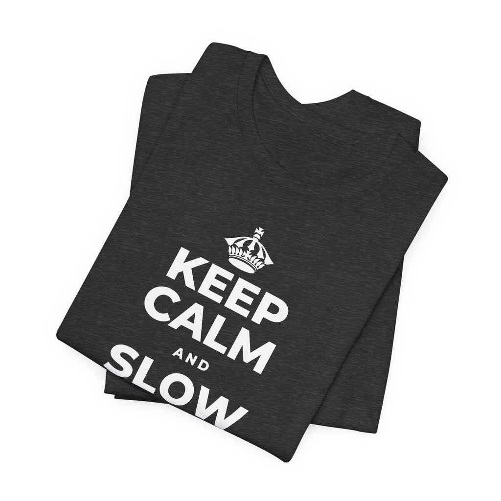 KEEP CALM AND SLOW YOUR SUMMER DAYS T-Shirt (White–Asphalt)