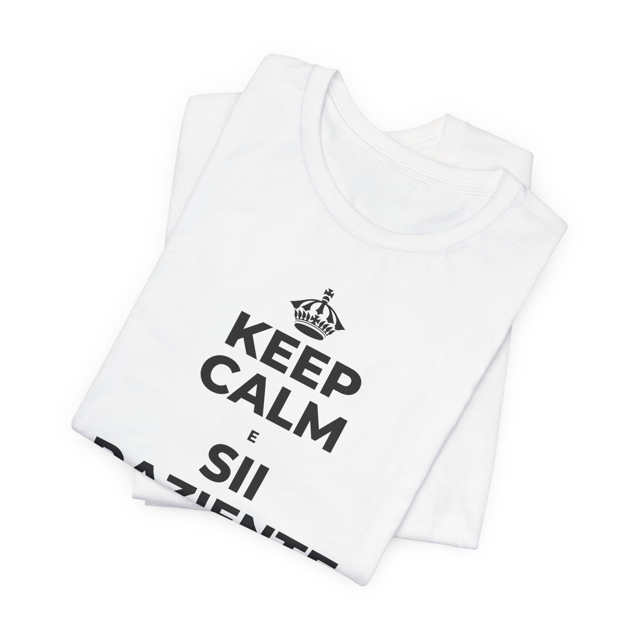 KEEP CALM E SII PAZIENTE CON LE NUOVE ABITUDINI T-Shirt (White–Asphalt)