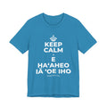 KEEP CALM A E HAʻAHEO IĀ ʻOE IHO T-Shirt (White–Asphalt)