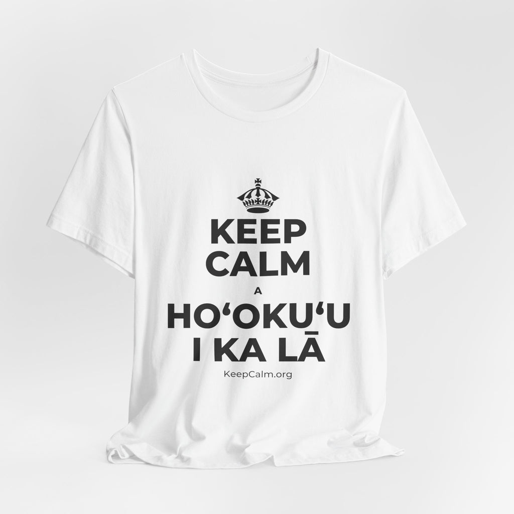 KEEP CALM A HOʻOKUʻU I KA LĀ T-Shirt (White–Asphalt)