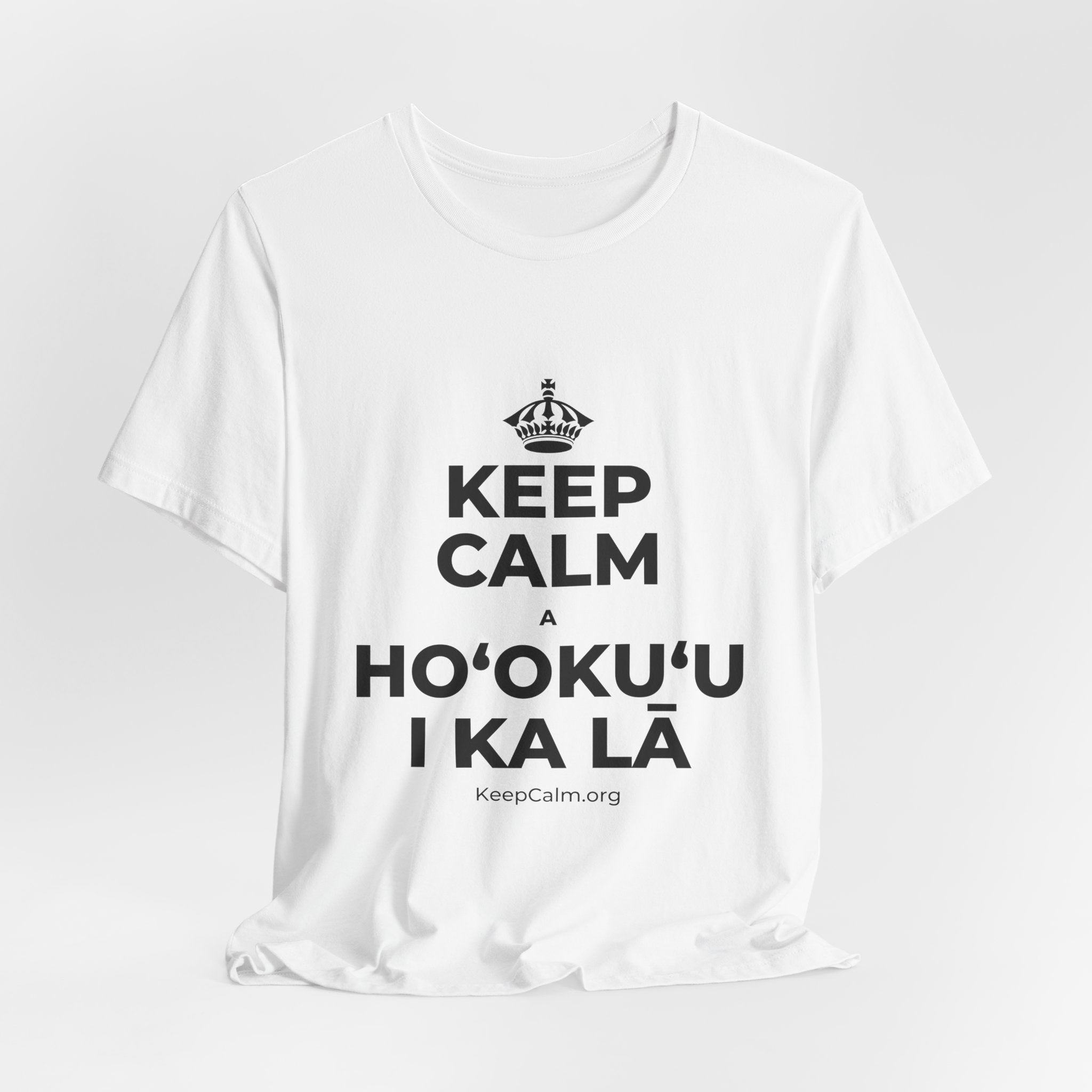 KEEP CALM A HOʻOKUʻU I KA LĀ T-Shirt (White–Asphalt)
