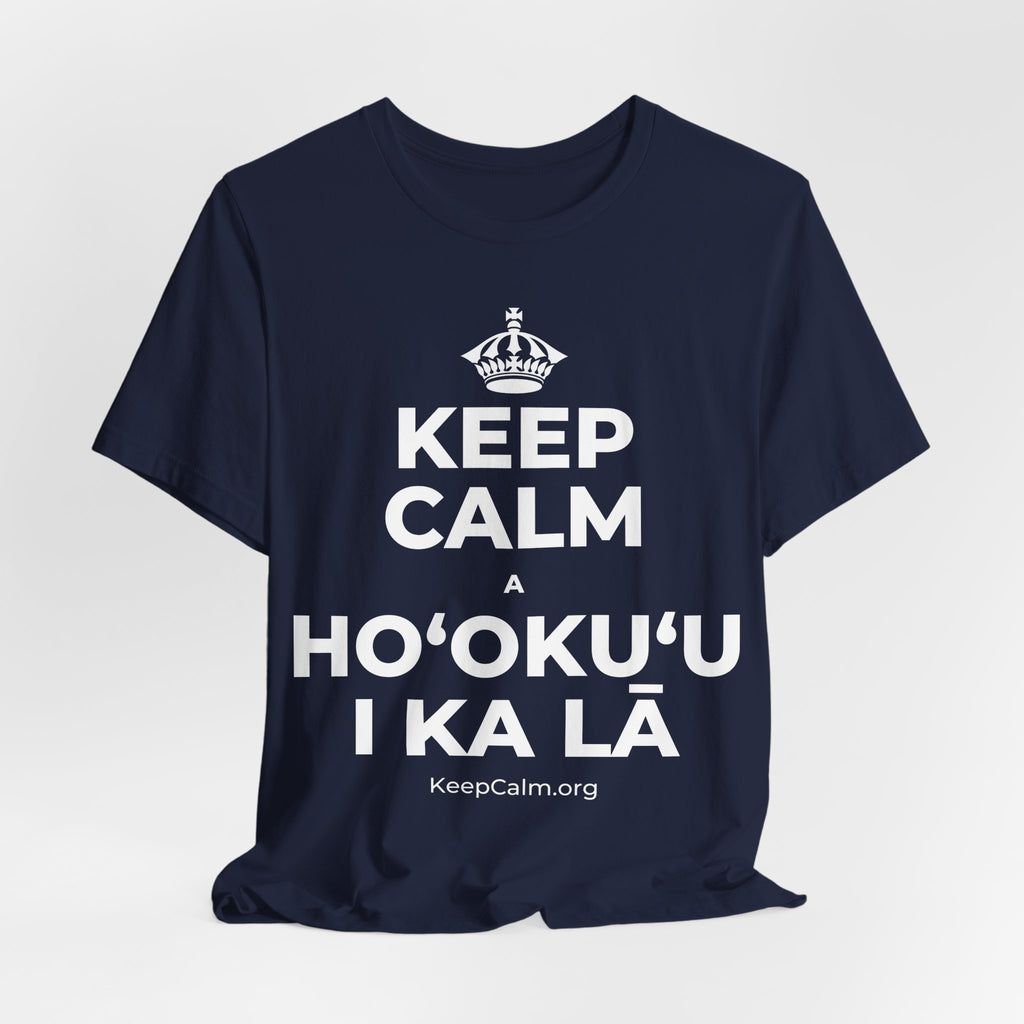 KEEP CALM A HOʻOKUʻU I KA LĀ T-Shirt (White–Asphalt)