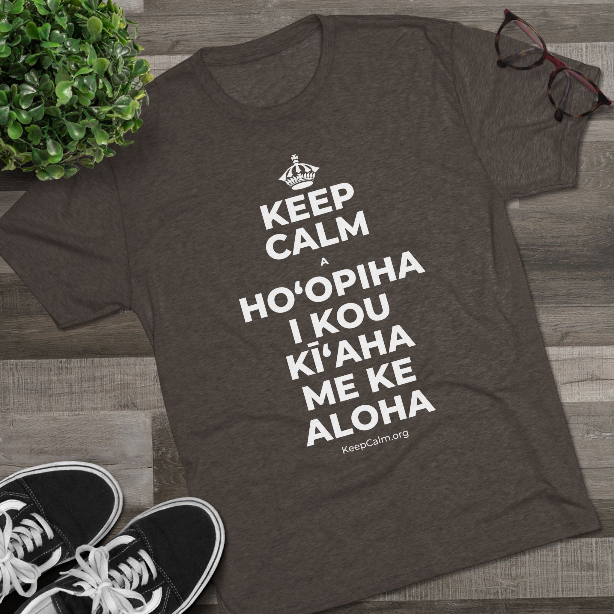 KEEP CALM A HOʻOPIHA I KOU KĪʻAHA ME KE ALOHA Tri-Blend Tee