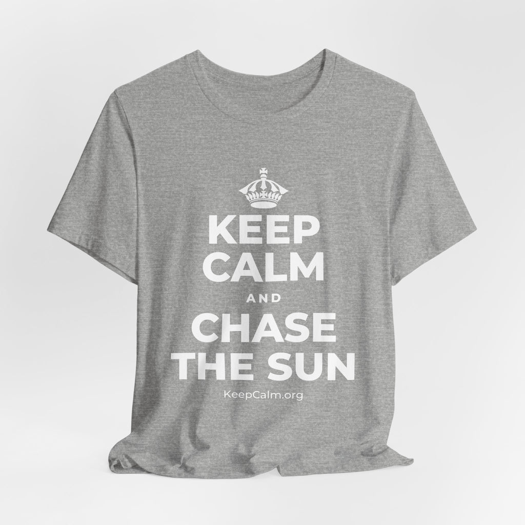 KEEP CALM AND CHASE THE SUN T-Shirt (White–Asphalt)