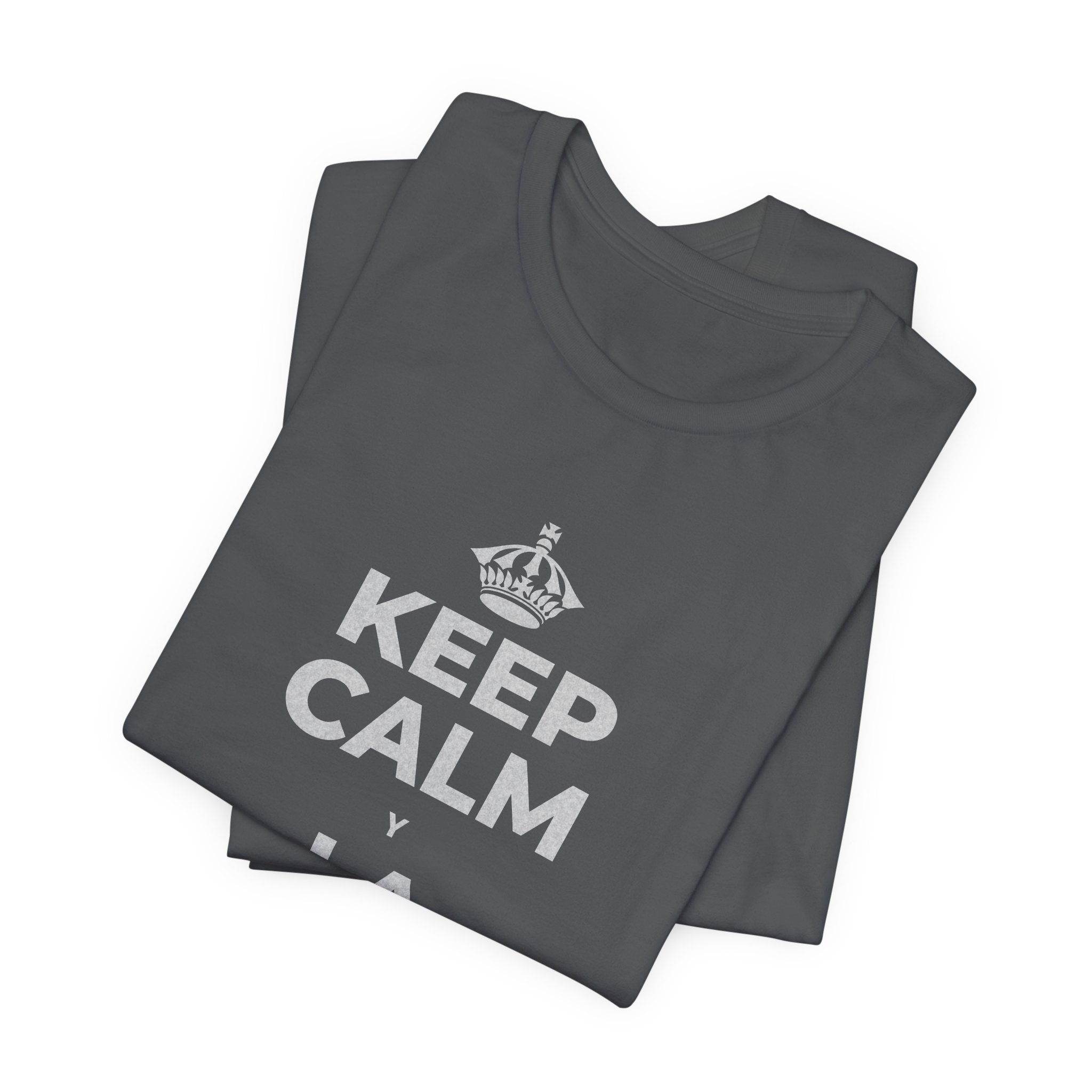 KEEP CALM Y LA FRENTE EN ALTO T-Shirt (White–Asphalt)