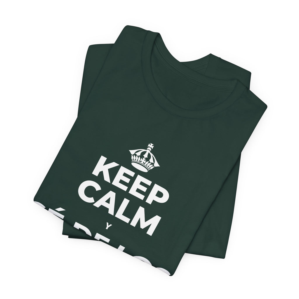 KEEP CALM Y SÉ DE LOS QUE AYUDAN T-Shirt (White–Asphalt)