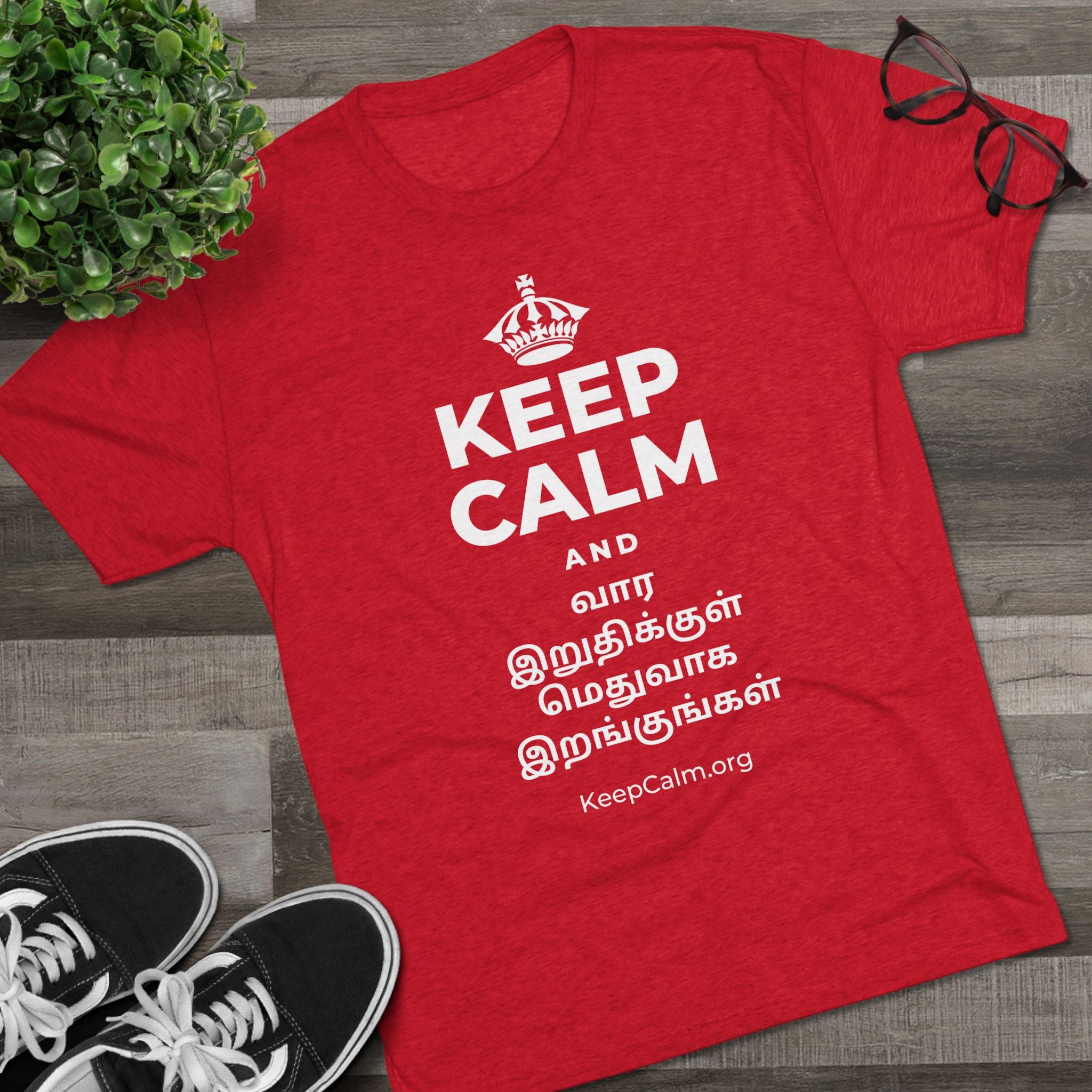 KEEP CALM AND வார இறுதிக்குள் மெதுவாக இறங்குங்கள் Tri-Blend Tee