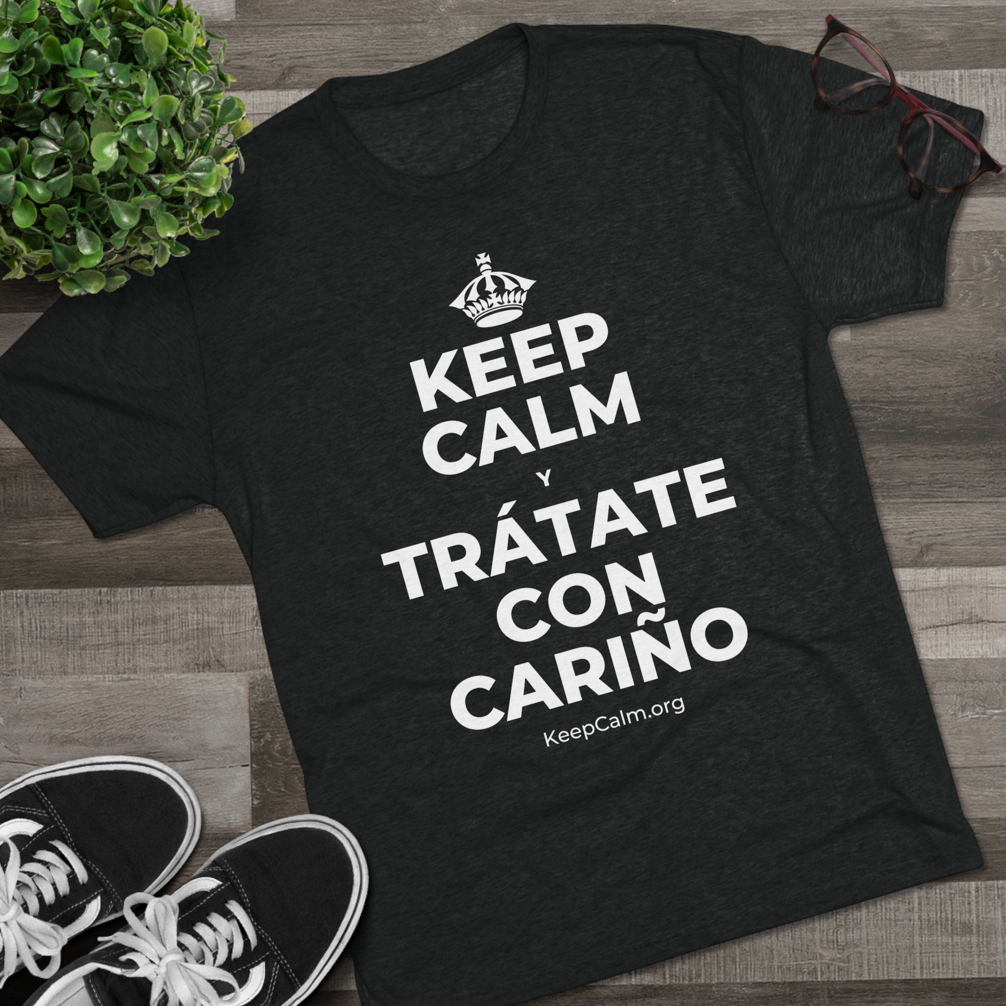 KEEP CALM Y TRÁTATE CON CARIÑO Tri-Blend Tee
