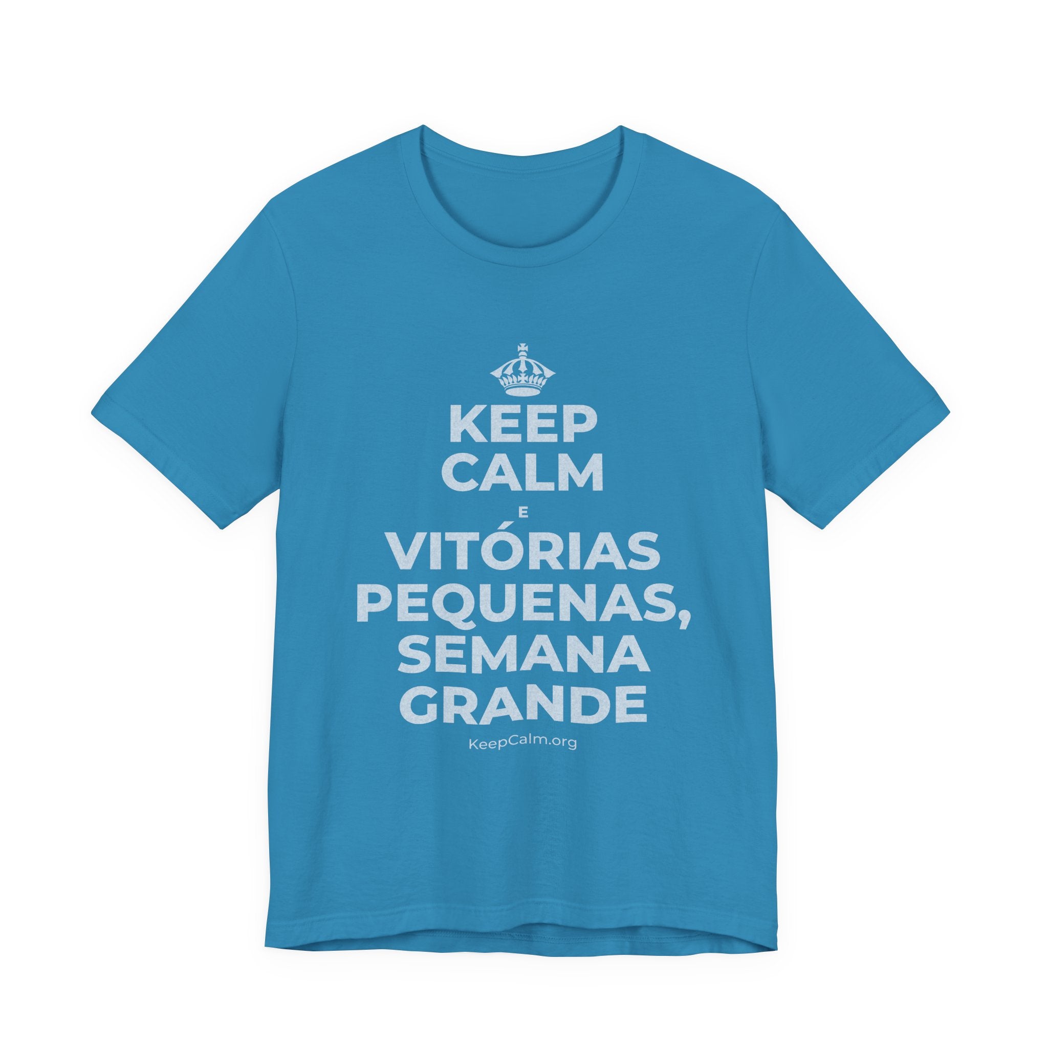 KEEP CALM E VITÓRIAS PEQUENAS, SEMANA GRANDE T-Shirt (White–Asphalt)