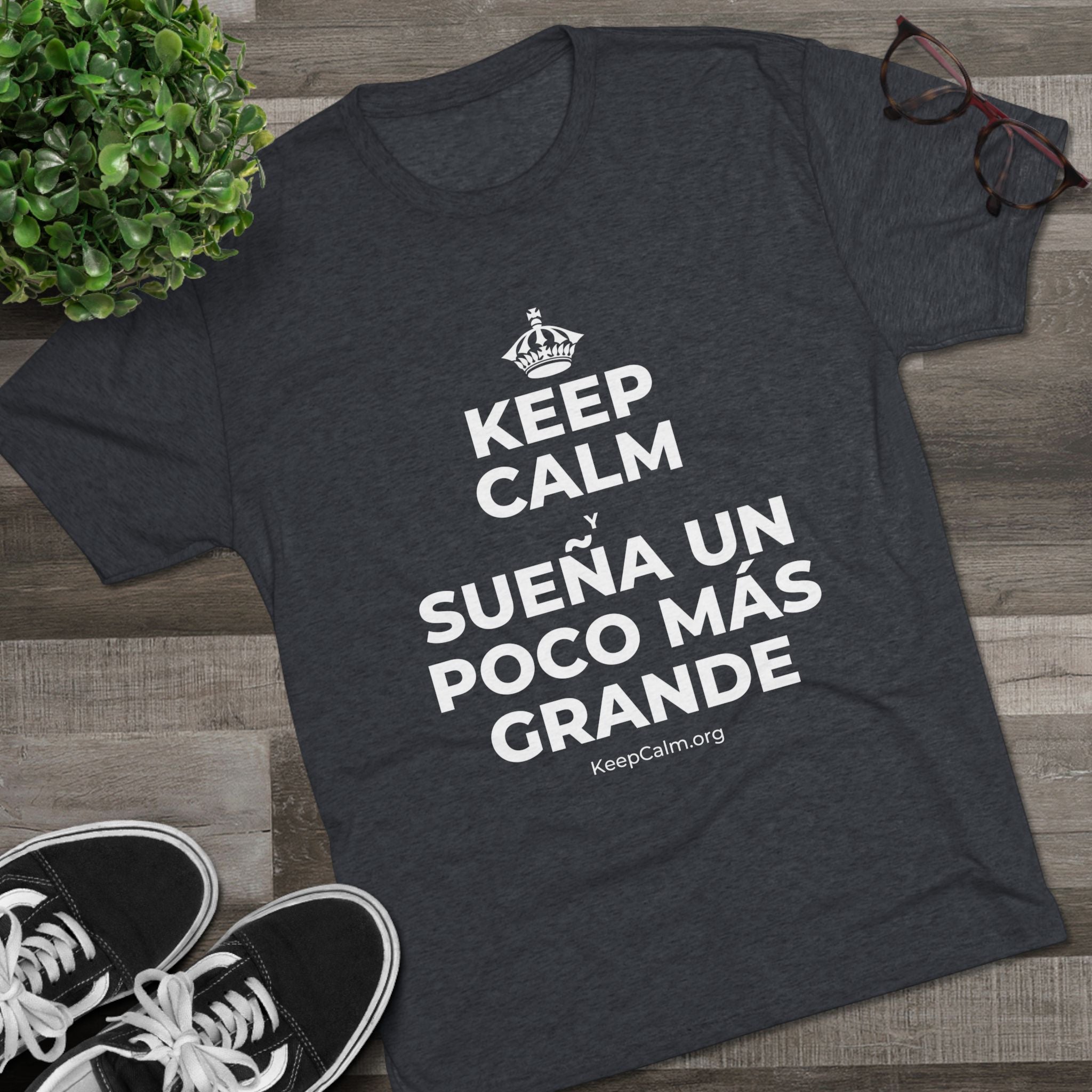 KEEP CALM Y SUEÑA UN POCO MÁS GRANDE Tri-Blend Tee