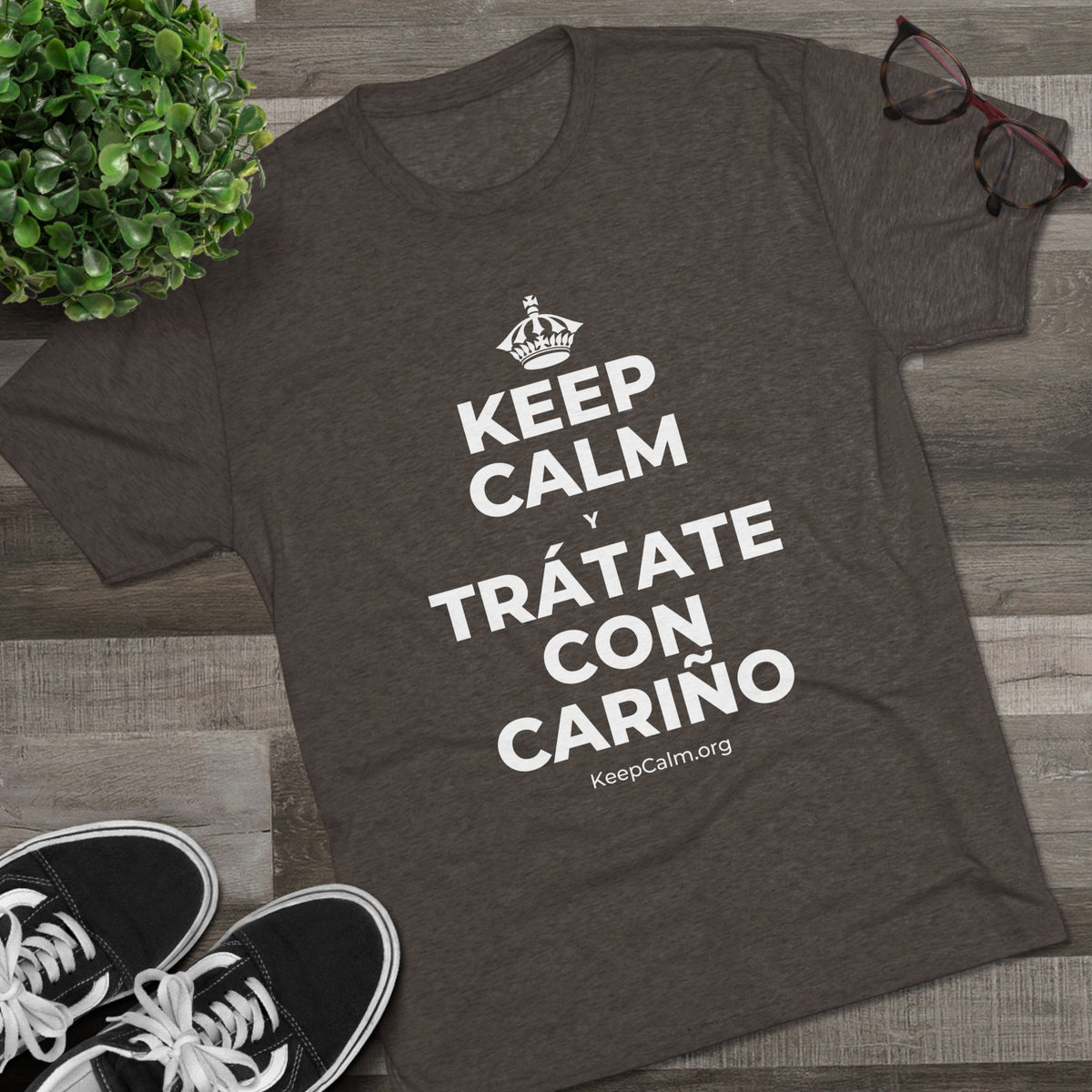 KEEP CALM Y TRÁTATE CON CARIÑO Tri-Blend Tee