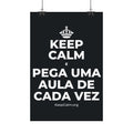 KEEP CALM E PEGA UMA AULA DE CADA VEZ Satin Poster (Dark)