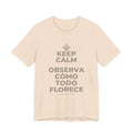 KEEP CALM Y OBSERVA CÓMO TODO FLORECE T-Shirt (Soft Cream–Heather Mauve)