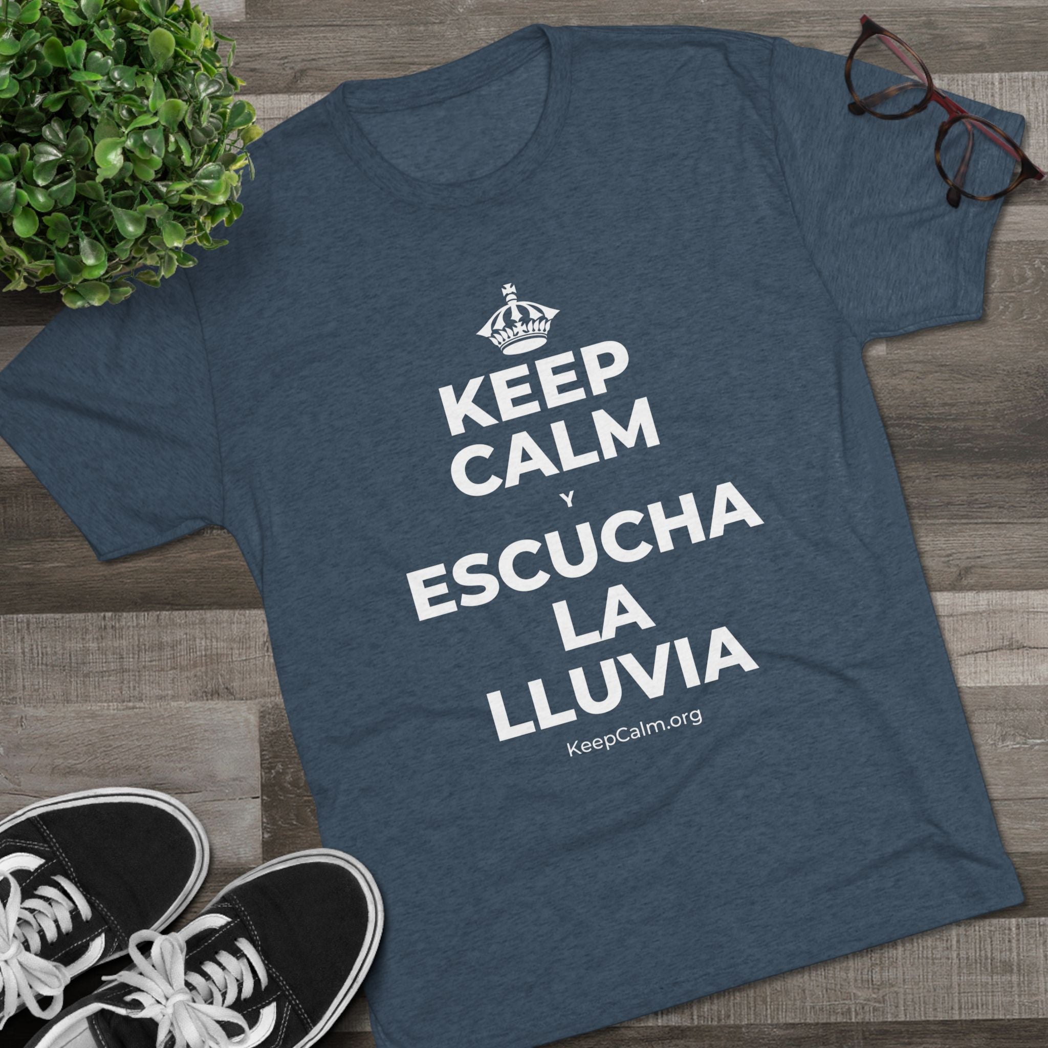 KEEP CALM Y ESCUCHA LA LLUVIA Tri-Blend Tee