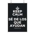 KEEP CALM Y SÉ DE LOS QUE AYUDAN Satin Poster (Dark)