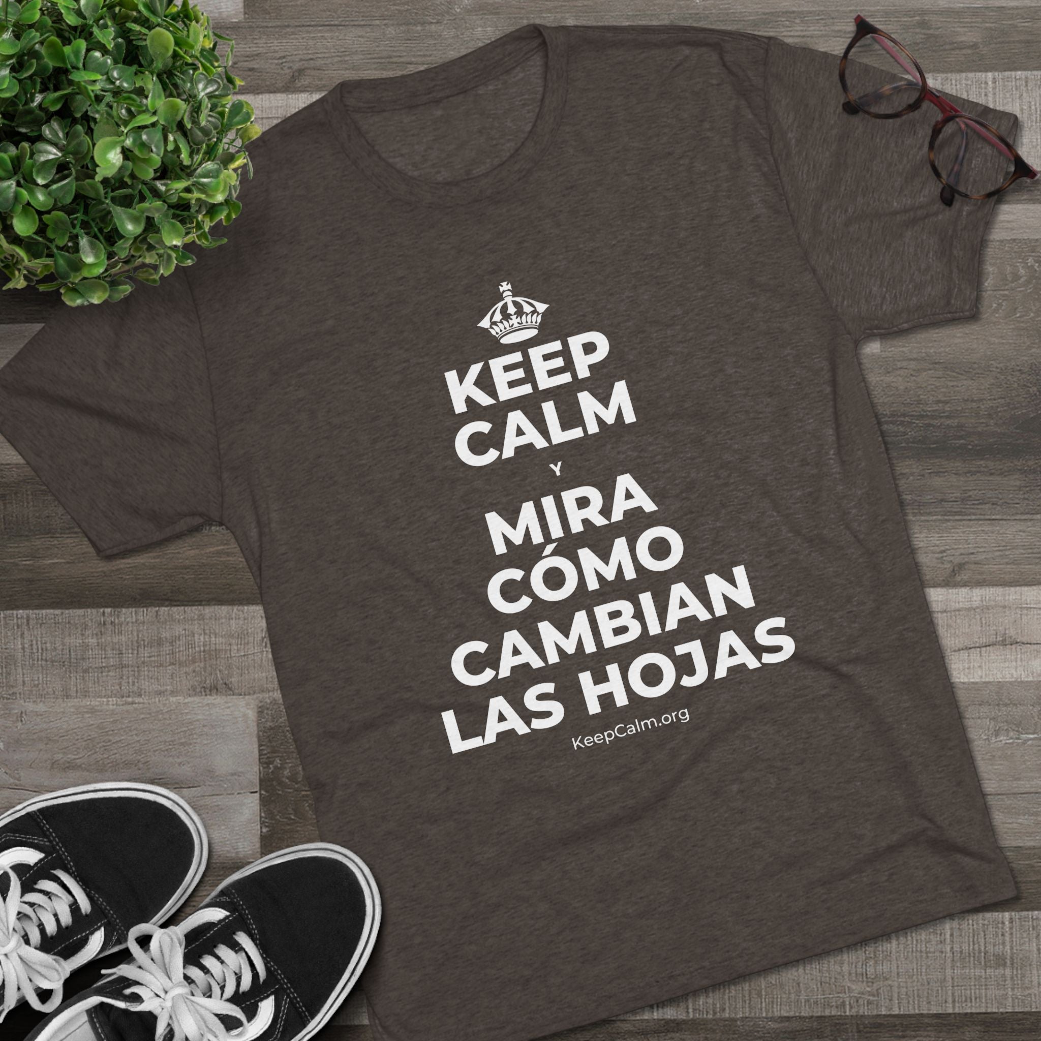KEEP CALM Y MIRA CÓMO CAMBIAN LAS HOJAS Tri-Blend Tee