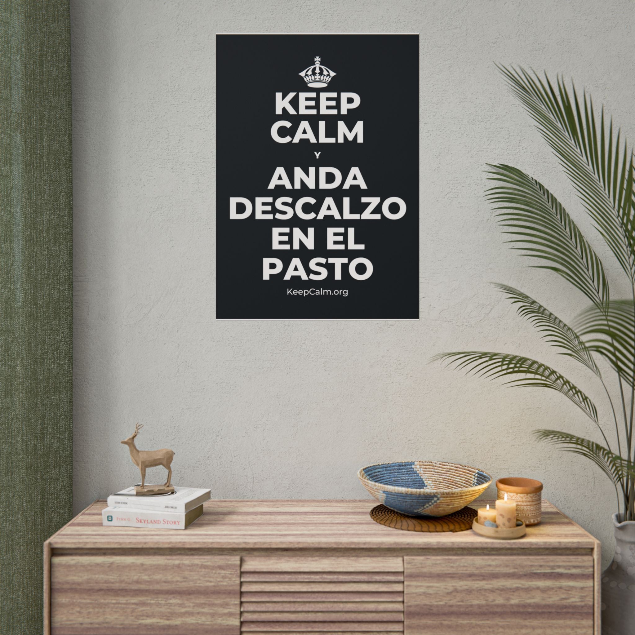 KEEP CALM Y ANDA DESCALZO EN EL PASTO Poster (Dark)