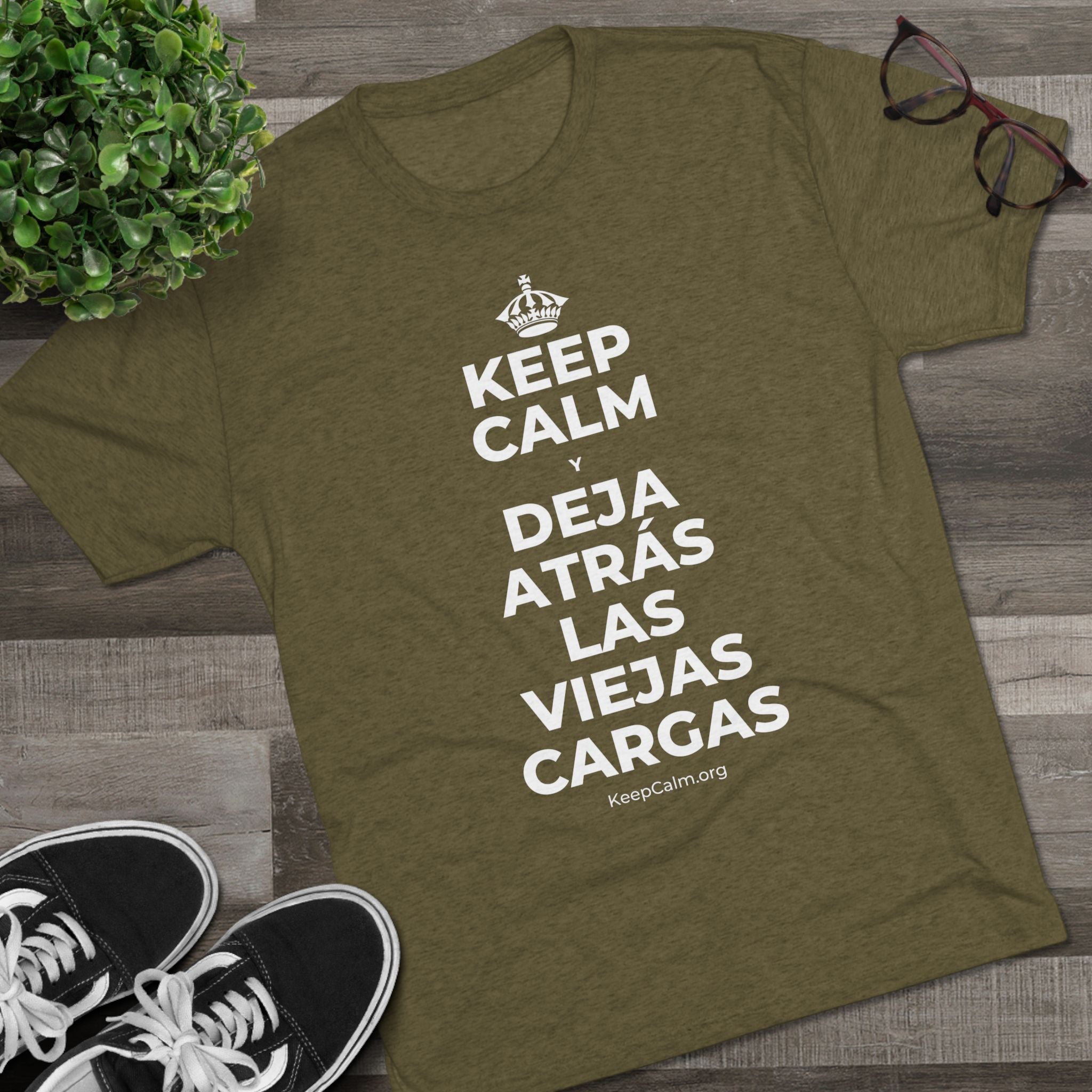 KEEP CALM Y DEJA ATRÁS LAS VIEJAS CARGAS Tri-Blend Tee