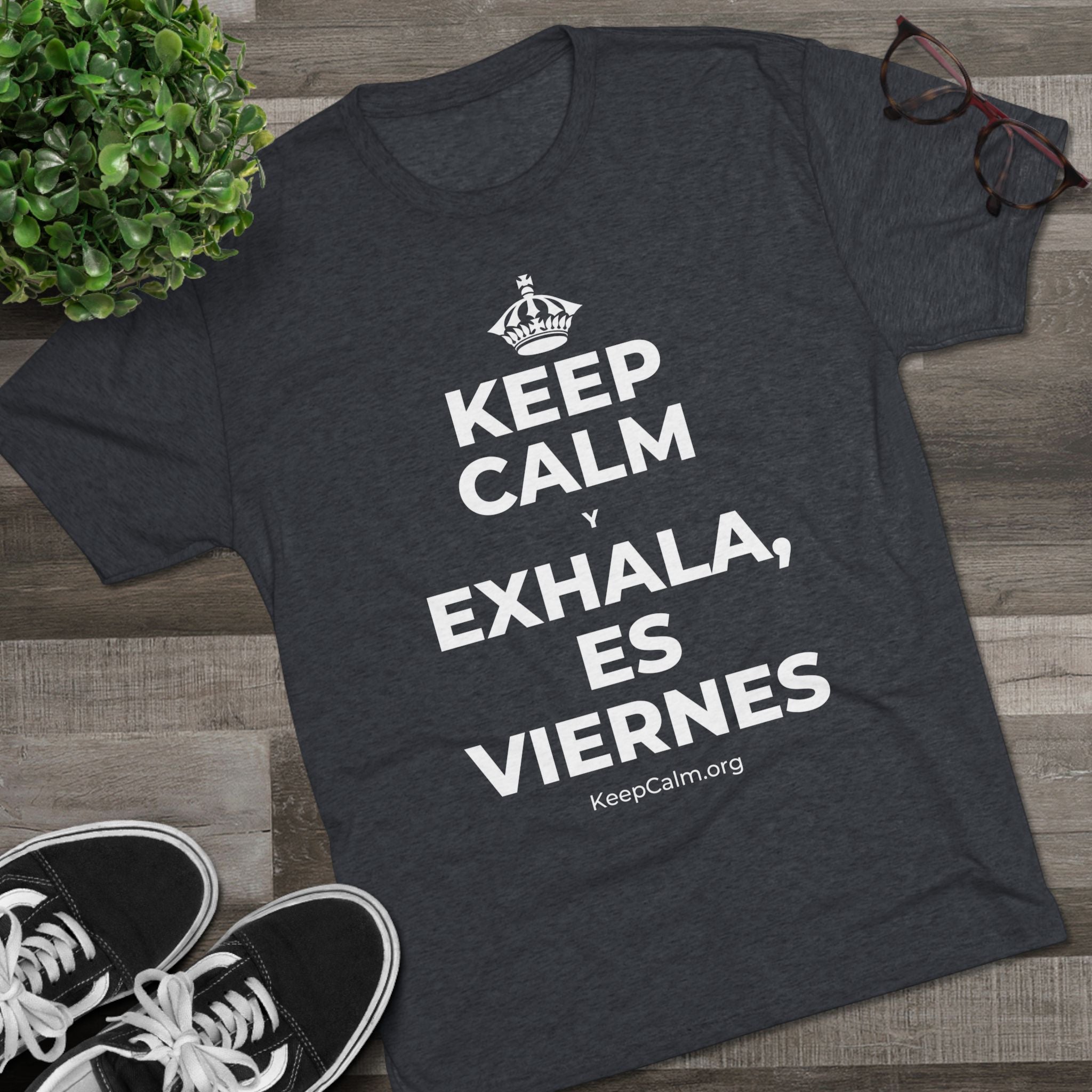 KEEP CALM Y EXHALA, ES VIERNES Tri-Blend Tee