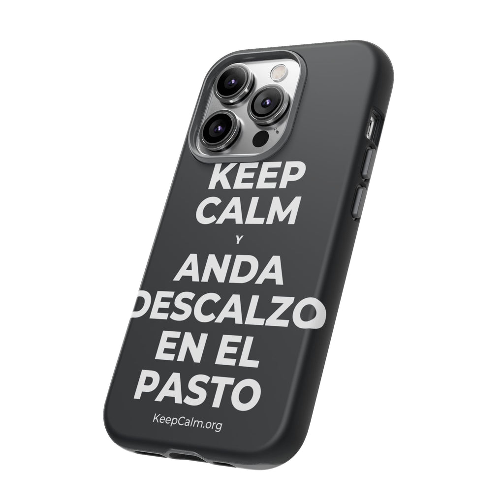 KEEP CALM Y ANDA DESCALZO EN EL PASTO Phone Case (Dark)