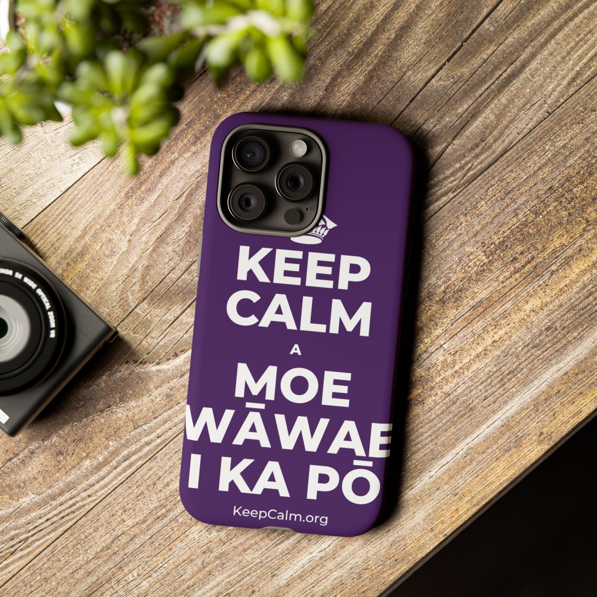 KEEP CALM A MOE WĀWAE I KA PŌ Phone Case