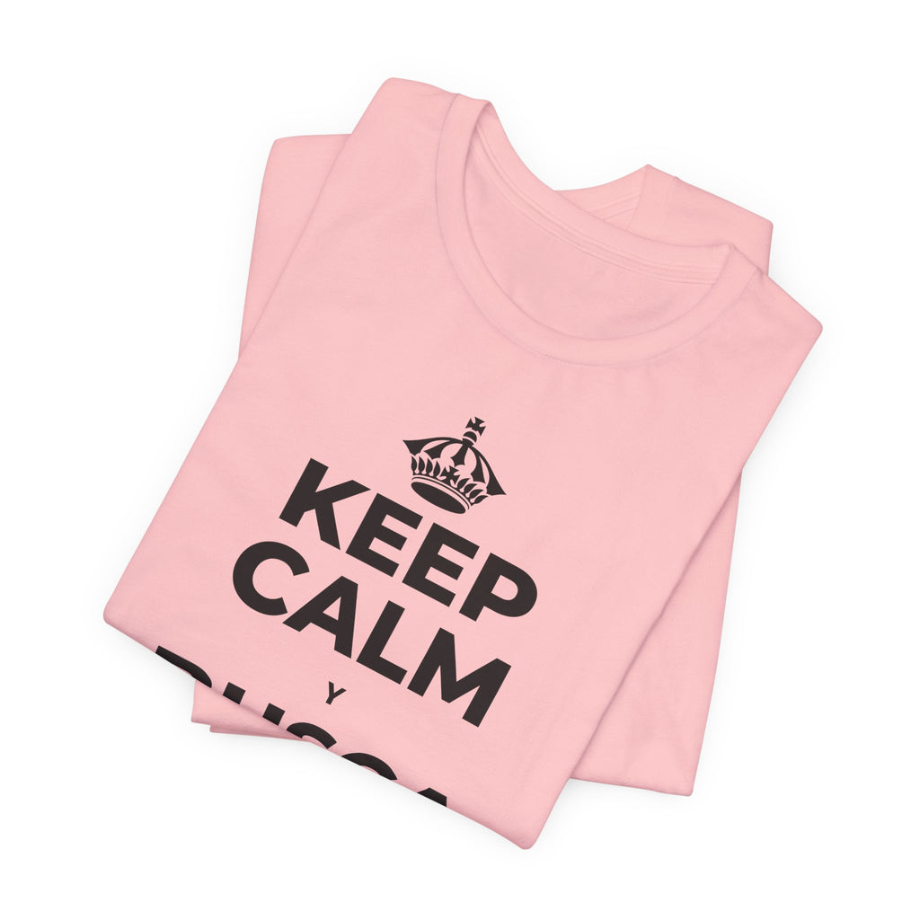 KEEP CALM Y BUSCA A ALGUIEN T-Shirt (White–Asphalt)