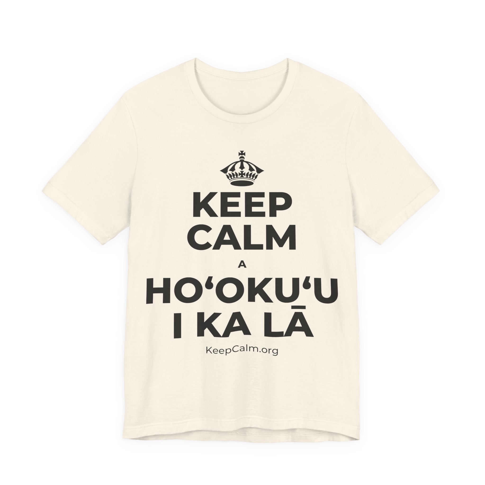 KEEP CALM A HOʻOKUʻU I KA LĀ T-Shirt (White–Asphalt)